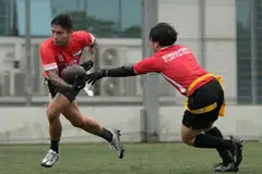 PERLUAS MINAT: Persatuan Bola Sepak Bendera Singapura berharap lebih ramai penduduk setempat menyertai sukan itu. Buat masa ini, sukan tersebut dimainkan kededua pemain setempat dan golongan ekspatriat. 
