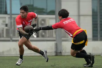 PERLUAS MINAT: Persatuan Bola Sepak Bendera Singapura berharap lebih ramai penduduk setempat menyertai sukan itu. Buat masa ini, sukan tersebut dimainkan kededua pemain setempat dan golongan ekspatriat. 