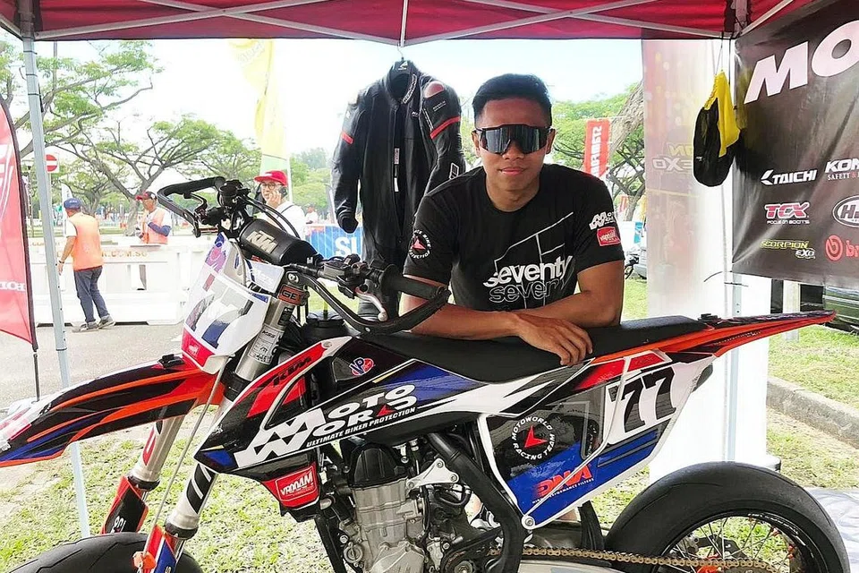 LITAR ANTARABANGSA PEMBUKA MATA: Encik Hasroy Osman yang bakal mengendalikan klinik menunggang motosikal di acara 'SingaMoto Track Day' meraih pengalaman berlumba berguna dalam cuaca berbahang pada waktu malam di litar lumba Qatar. - Foto ihsan HASROY OSMAN