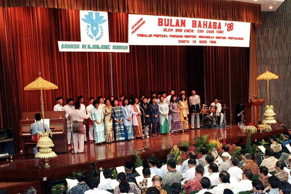 PELANCARAN BUKAN BAHASA PERTAMA: Bulan Bahasa buat julung-julung kali dianjurkan pada 1988. Pada mulanya, ia dianjurkan sekali setiap dua tahun. - Foto-foto fail