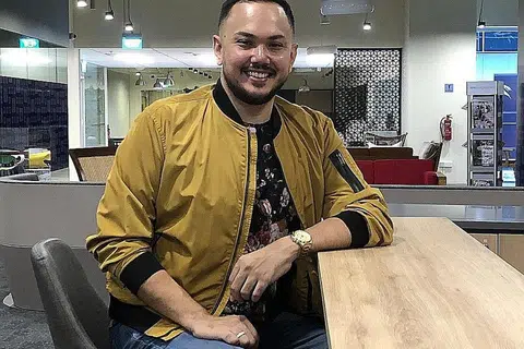 TIMBA PENGALAMAN UNTUK DIKONGSI: Imran Ajmain yang menimba ilmu seni dan pemasaran perniagaan di seberang Tambak selama 13 tahun menyalur pengalaman itu dengan berkongsi bersama bakat muda di Singapura menerusi program bimbingan seperti Noise kendalian Majlis Seni Kebangsaan (NAC). - Foto BH oleh HARYANI ISMAIL