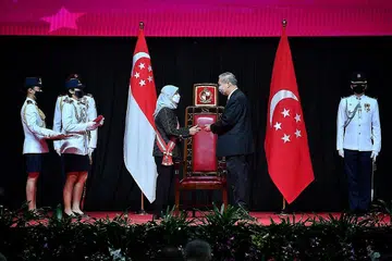 MENDAPAT PENGIKTIRAFAN: Profesor Fong menerima pingat Pentadbiran Awam (Emas) daripada Presiden Halimah Yacob baru-baru ini. - Foto BH oleh CHONG JUN LIANG