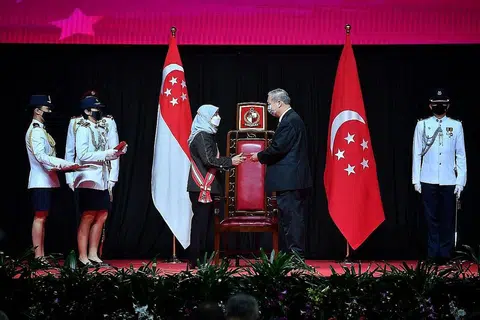 MENDAPAT PENGIKTIRAFAN: Profesor Fong menerima pingat Pentadbiran Awam (Emas) daripada Presiden Halimah Yacob baru-baru ini. - Foto BH oleh CHONG JUN LIANG