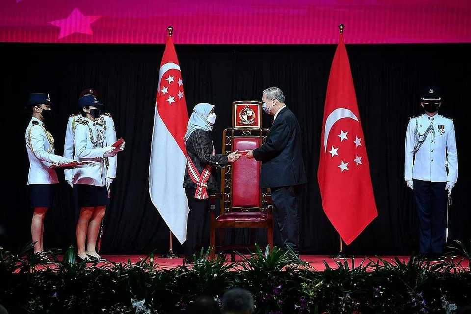 MENDAPAT PENGIKTIRAFAN: Profesor Fong menerima pingat Pentadbiran Awam (Emas) daripada Presiden Halimah Yacob baru-baru ini. - Foto BH oleh CHONG JUN LIANG