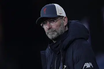TUNJUK BANTAHAN: Walaupun tidak setuju dengan penyertaan Liverpool dalam pertandingan Liga Super Eropah (ESL), Jurgen Klopp menegaskan beliau akan kekal sebagai pengurus kelab itu dan berharap ESL tidak akan diteruskan. - Foto EPA-EFE