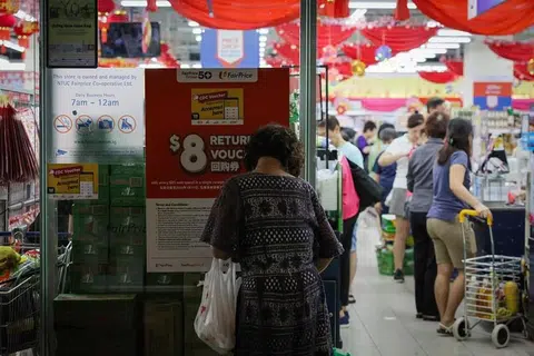 TANGANI KOS SARA HIDUP: Promosi baucar $8 dilanjutkan selama seminggu agar lebih ramai pelanggan dapat mengimbangi perbelanjaan harian mereka.