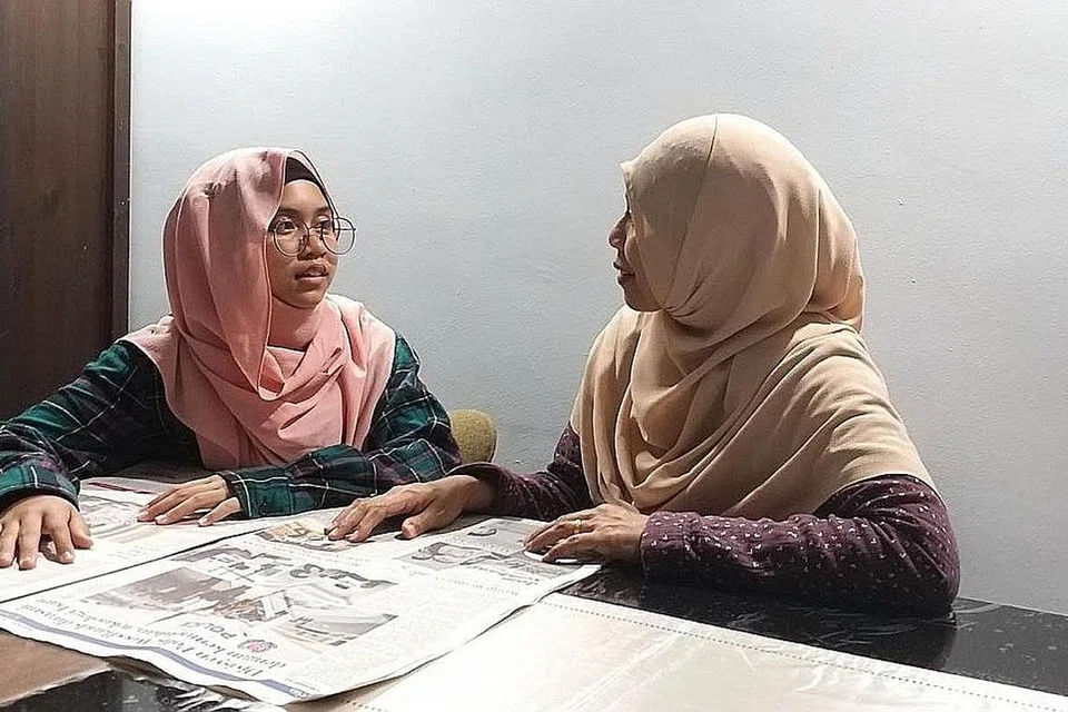 FOKUS PADA KEKUATAN: Dengan adanya Pengumpulan Berdasarkan Mata Pelajaran Secara Penuh (SBB Penuh), ibu bapa seperti Cik Nazihah Abdul Lihin (kanan) lebih yakin anaknya akan ditempatkan dalam kelas dengan pelajar yang mempunyai keupayaan yang sama. Bersamanya ialah anak bongsunya, Maisurah Ghazali, yang kini belajar dalam aliran Ekspres. - Foto ihsan NAZIHAH ABDUL LIHIN