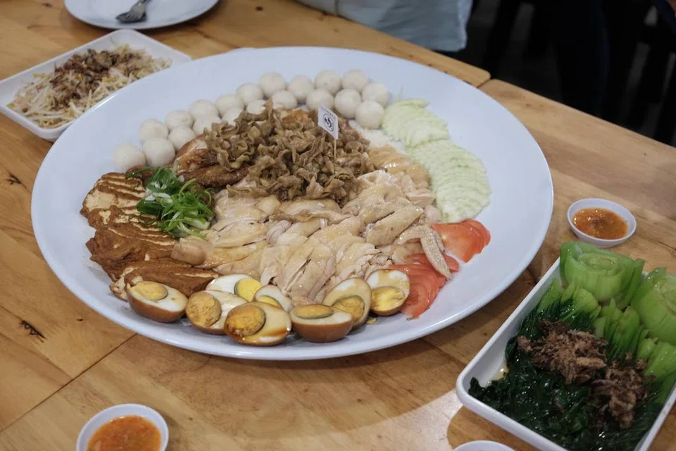‘PLATTER’ NASI AYAM: Restoran Lim Jit Hainanese Chicken Rice Ball menyajikan bebola nasi ayam serta ayam panggang dan kukus, telur rebus yang diperap dengan kicap dan juga tauhu.