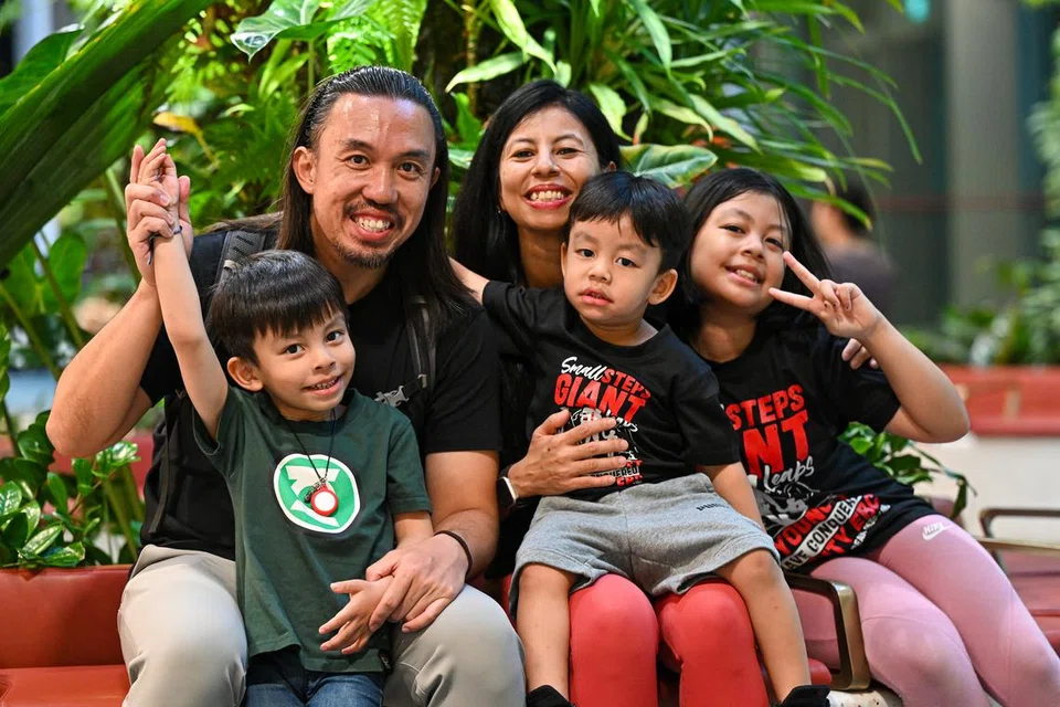 (Dari kiri) Abyan Imtiaz Irkiz, ayahnya Encik Zikri Ali, ibunya Cik War War Lwin Tun, adiknya Aryan Ijaaz Irkiz, tiga tahun dan kakaknya, Ayra Inaaya Irkiz, 10 tahun, bergambar di dewan ketibaan Terminal 2.