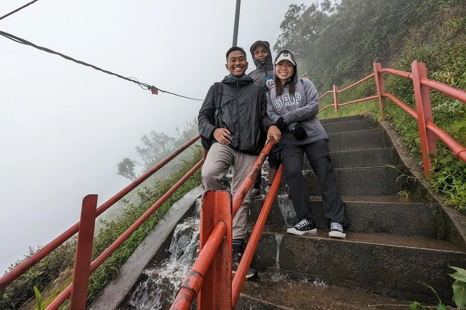 Kalau dulu kembara ‘solo’, kini Encik Nazmi Yazid seronok bercuti bersama teman-teman yang sehaluan minat. Gambar Encik Nazri bersama teman-temannya di Sri Lanka sewaktu mendaki Adam’s Peak. 