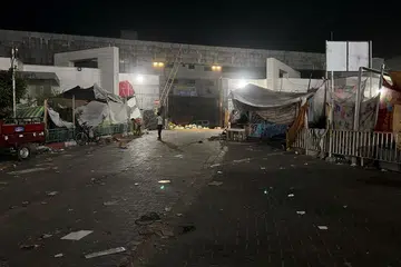 PERTEMPURAN DEKAT HOSPITAL: Gambar menunjukkan keadaan di luar hospital Al Shifa di Bandar Gaza pada Jumaat, sedang pertempuran terus berlaku. 