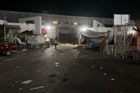 PERTEMPURAN DEKAT HOSPITAL: Gambar menunjukkan keadaan di luar hospital Al Shifa di Bandar Gaza pada Jumaat, sedang pertempuran terus berlaku. 