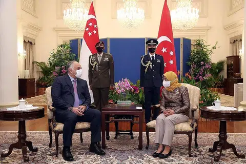 KUNJUNGAN HORMAT: Presiden Halimah Yacob telah menerima kunjungan hormat daripada Timbalan Perdana Menteri Qatar Khalid Bin Mohammed Al Attiyah yang berada di sini untuk sertai Dialog Shangri-La baru-baru ini . - Foto MCI
