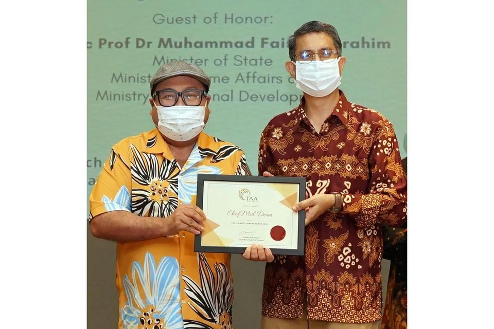 SALING MEMBANTU: Cef Mel Dean (kiri) dilantik sebagai Duta Kempen bagi kempen amal Ramadan Tabung Amal Aidilfitri (TAA) yang dilancarkan pada 30 Mac lalu. Cef Mel bergambar bersama Menteri Negara Ehwal Dalam Negeri merangkap Pembangunan Negara, Dr Faishal Ibrahim, tetamu terhormat di majlis pelancaran kempen amal Ramadan TAA. - Foto TAA