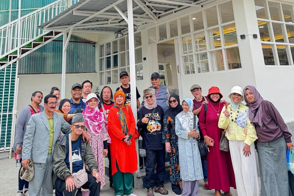 Cik Rafeeda Mohammad Hussein (kanan) bergambar dengan sekumpulan pelancong warga Singapura yang dibawanya dalam percutian di Kashmir. Beliau membantu kumpulan pelancong warga Singapura itu pulang ke tanah air dari Kashmir dengan selamat meskipun perlu menempuhi pelbagai cabaran di tengah-tengah ketegangan tentera yang sedang meningkat antara India dengan Pakistan.
