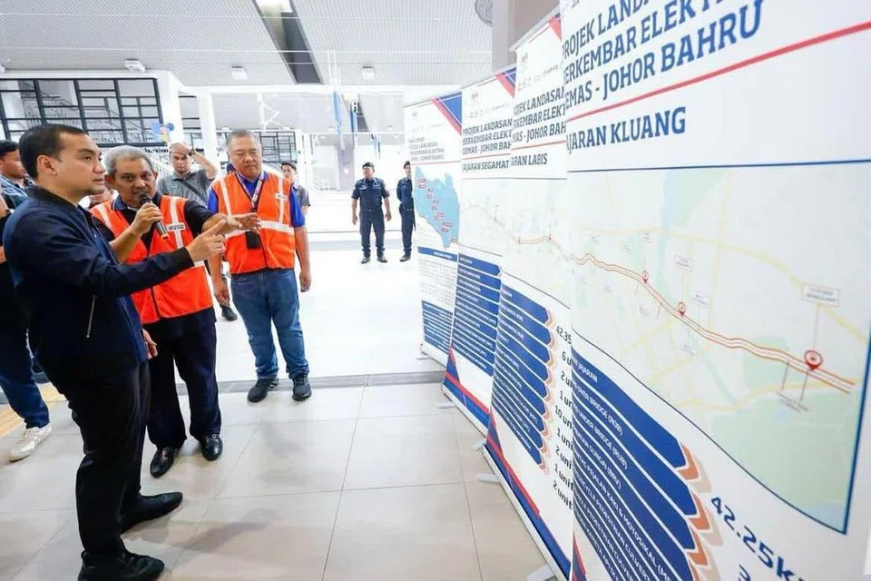 Menteri Besar Johor, Datuk Onn Hafiz Ghazi (kiri), melawat Stesen Keretapi Tanah Melayu (KTM) Layang-Layang di Kluang, Johor, bagi meninjau sendiri perkembangan projek di situ. 