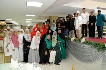 UNTUK AMAL: Pasukan HomeExplorerFocus, ERA Realty Network (ERA) dan relawan berganding bahu mengumpul dana bagi pesakit Persatuan Ain dan MKAC. - Foto ERA