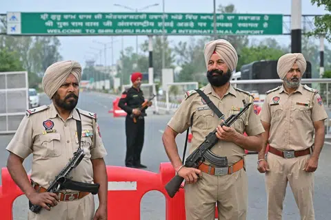 Anggota polis berkawal di jalan masuk ke Lapangan Terbang Antarabangsa Sri Guru Ram Dass Jee yang terletak di pinggir bandar Amritsar pada 7 Mei 2025. Ketegangan yang telah lama berlarutan antara dua kuasa nuklear, India dan Pakistan, memuncak pada hari tersebut selepas New Delhi melancarkan serangan maut ke atas wilayah Pakistan.