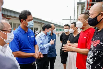 LAKUKAN LAWATAN: (dari kiri) CEO Centurion Corporation, Encik Kong Chee Min; Encik Tung Yui Fai; dan Ketua Pegawai Sumber Manusia Sembcorp Marine, Encik Chua San Lye mendekati pekerja di dormitori Westlite Jalan Tukang semalam untuk memahami keprihatinan mereka. - Foto MOM