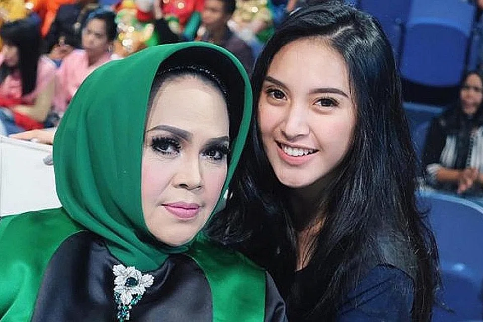 LEMBUT SUARA: Kalau ibunya, Hetty Koes Endang, bersuara lantang yang boleh mencapai nota tinggi apabila menyanyi, sang anak, Afifah Qamariah Yusuf, pula lebih malu-malu dan lembut suaranya (gambar atas). - Foto TRIBUNNEWS