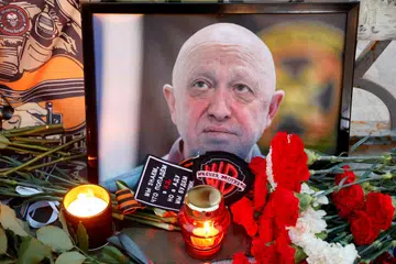 KETUA TENTERA UPAHAN: Potret mendiang Encik Yevgeny Prigozhin, diletakkan sebagai peringatan setelah terbunuh dalam nahas pesawat minggu lalu. Encik Prigozhin disemadikan dalam acara tertutup di St. Petersburg.