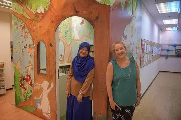 BAIKI MUTU KHIDMAT: Cik Noraini (kiri) dan Cik Fiona Walker, pengarah urusan kumpulan Julia Gabriel Education memastikan mutu khidmat pelanggan diperbaiki. - Foto BM oleh ARIFFIN JAMAR