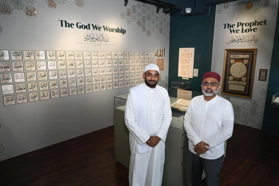 (Dari kiri) Kakitangan Dakwah dan Pembangunan Belia Masjid Abdul Gafoor, Ustaz Faheem Ahamad Syed Muhammad, dan Kurator Pusat Warisan Masjid Abdul Gafoor, Encik Mohamed Idris Kamal, berkongsi idea di sebalik pusat warisan masjid itu.