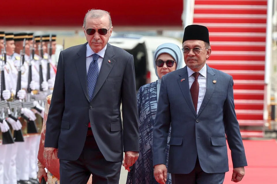 Perdana Menteri, Datuk Seri Anwar Ibrahim (kanan). mengiringi Presiden Turkey, Encik Recep Tayyip Erdogan, semasa memeriksa barisan kawalan kehormatan di Lapangan Terbang Antarabangsa Kuala Lumpur (KLIA) pada 10 Februari. Encik Erdogan diiringi Wanita Pertama Turkey, Cik Emine.