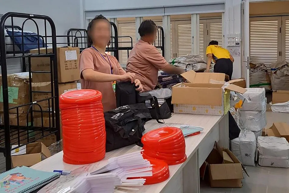 SUMBANG KEMBALI KEPADA MASYARAKAT: Penghuni wanita Rumah Peralihan Rise Above PPIS menyusun dan membungkus kit aktiviti untuk diedarkan kepada rakan kongsi dan benefisiari PPIS. - Foto PPIS