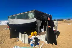 Cik Inas Al-Baz melakukan kerja-kerja harian seperti memasak, membersihkan rumah dan mengajar anak-anaknya dalam khemah perlindungan di Rafah, selatan Gaza.