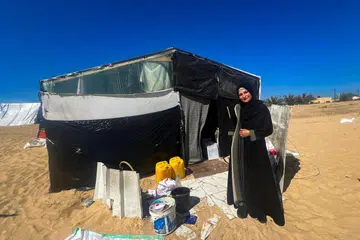 Cik Inas Al-Baz melakukan kerja-kerja harian seperti memasak, membersihkan rumah dan mengajar anak-anaknya dalam khemah perlindungan di Rafah, selatan Gaza.
