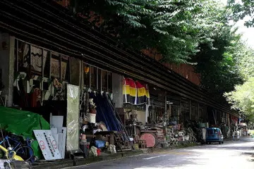NAK PERGI KE JUNKIE'S CORNER?: Dari Stesen MRT Sixth Avenue, pengunjung boleh sampai dengan lebih mudah ke tempat ini, yang penuh dengan barangan antik. - Foto fail