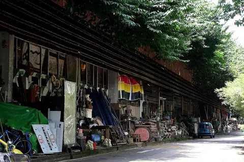 NAK PERGI KE JUNKIE'S CORNER?: Dari Stesen MRT Sixth Avenue, pengunjung boleh sampai dengan lebih mudah ke tempat ini, yang penuh dengan barangan antik. - Foto fail