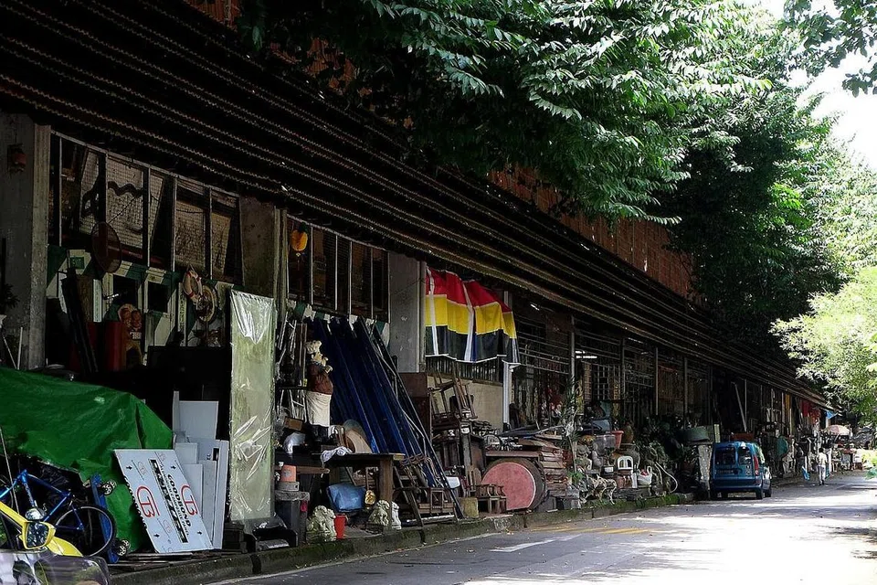 NAK PERGI KE JUNKIE'S CORNER?: Dari Stesen MRT Sixth Avenue, pengunjung boleh sampai dengan lebih mudah ke tempat ini, yang penuh dengan barangan antik. - Foto fail