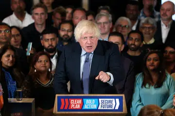 Bekas Perdana Menteri Britain, Encik Boris Johnson, tampil dalam rapat kempen pilihan raya Parti Konservatif di London pada 2 Julai. Pilihan raya Britain dijadual pada 4 Julai.