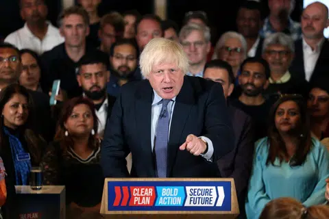Bekas Perdana Menteri Britain, Encik Boris Johnson, tampil dalam rapat kempen pilihan raya Parti Konservatif di London pada 2 Julai. Pilihan raya Britain dijadual pada 4 Julai.