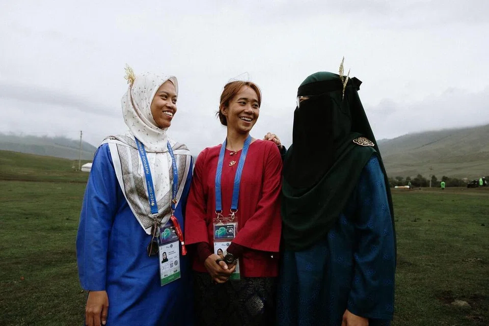 (Dari kiri) Cik Noor Zayanah Hamis, Cik Nur Iffah Amirah Nor Sahid, dan Cik Nurul ‘Asyiqin, merupakan antara enam pemanah yang mewakili Singapura di Sukan Nomadik Dunia 2026 di Kyrgyzstan.