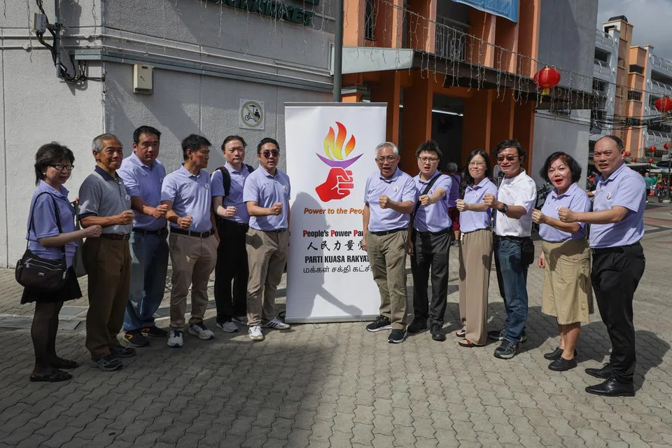 Setiausaha agung Parti Kuasa Rakyat (PPP), Encik Goh Meng Seng (enam dari kanan), bersama anggota parti termasuk pengerusi parti, Encik Derrick Sim (enam dari kiri), sewaktu sesi mendekati penduduk Tampines pada 23 Februari.