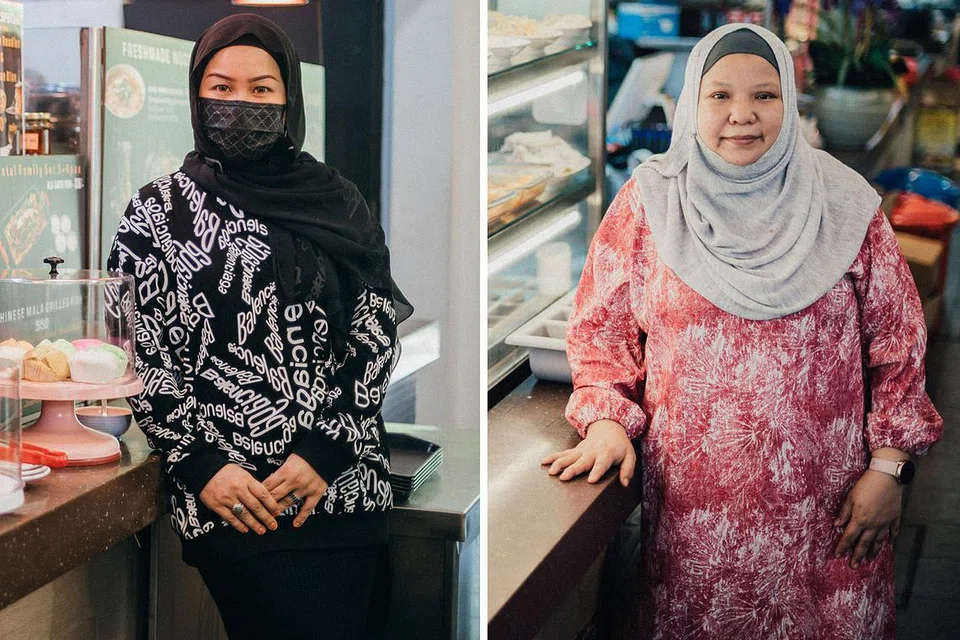 NANTI PELANGGAN: (Dari kiri) Pemilik Ginger Wok, Cik Noraini (Hanney) Esa dan pemilik kedai Aroma Kampung, Cik Siti Khadjiah Mukhit jangkakan perniagaan masing-masing boleh bangkit semula dengan kelonggaran terbaru bagi premis F&B. - Foto-foto BH oleh HARITH MUSTAFFA