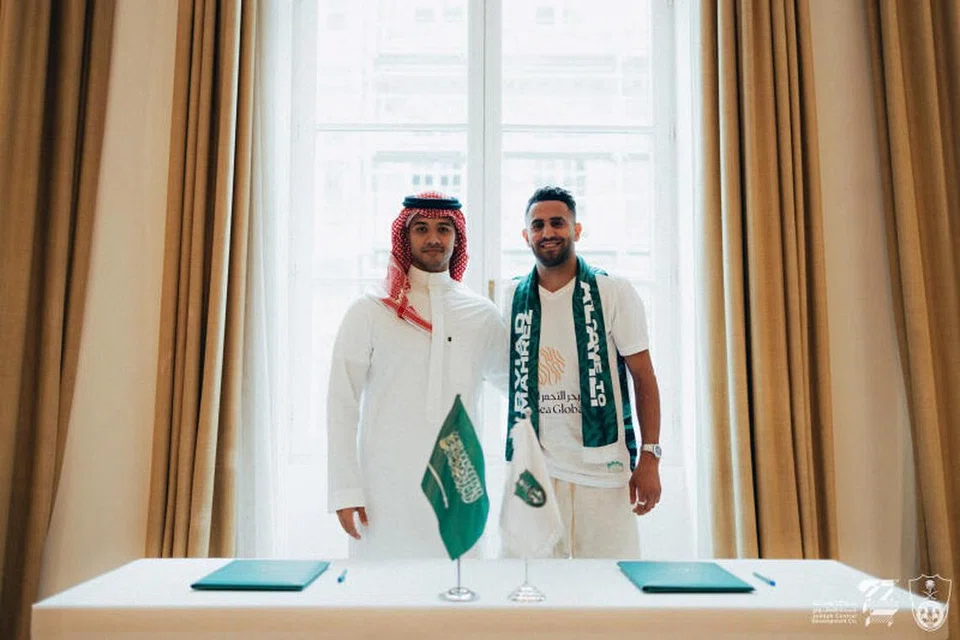 METERAI KONTRAK: Riyad Mahrez baru tandatangani kontrak bersama pasukan Liga Pro Saudi Al-Ahli dan bergambar dengan pengarah eksekutifnya, Yazin Al-Sharif.