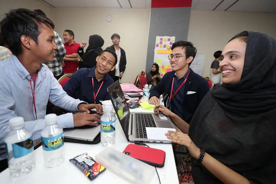 TANGANI ISU ANTARA AGAMA: (Dari kiri) Encik Ibrahim Adnan, Encik Muhammad Ridhwan, Encik Muhammad Sufi Abd Samat dan Cik Fauzia Rani Syed Mohamed telah meneroka cara untuk menggalakkan belia melibatkan diri dalam inisiatif antara agama dalam sesi hackathon anjuran Kelab Mendaki baru-baru ini. - Foto BH oleh TIMOTHY DAVID