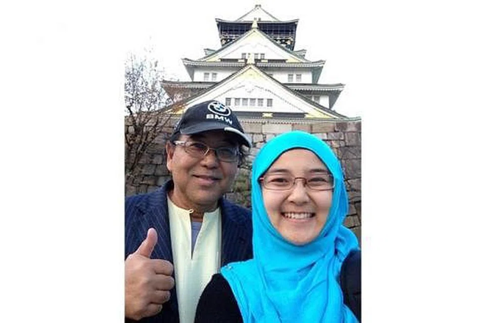 SENI BINA INDAH: Penulis dan anaknya Nur Atiqa merakam gambar kenangan di Istana Osaka. - Foto ihsan ABDUL KADIR SALEH