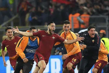 KEMENANGAN LUAR DUGAAN: Gol kemenangan jaringan pemain Roma, Kostas Manolas (tengah), mencetuskan perayaan besar-besaran di kalangan penyokong pasukan tersebut selepas kelab Italy itu menghumban Barcelona daripada Liga Juara-Juara. - Foto AFP