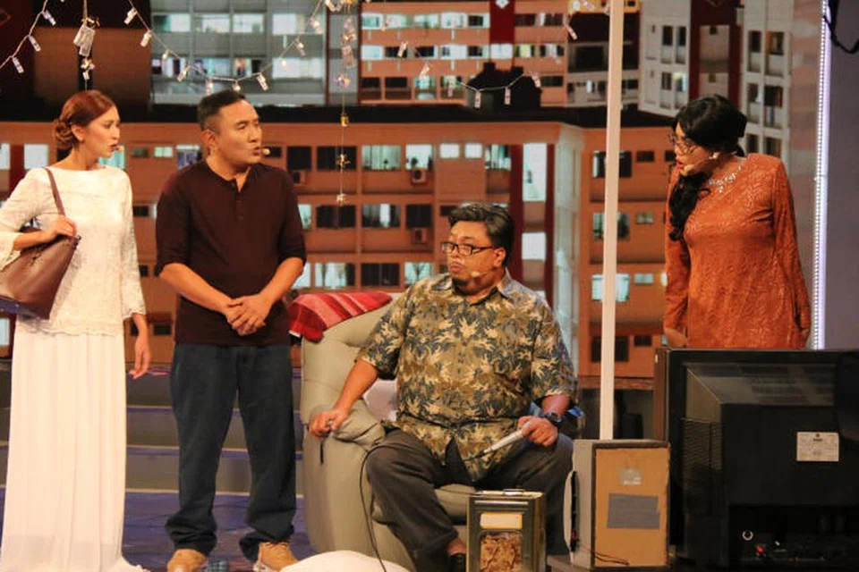 Ramai yang rindukan kehadiran Keluarga Hassan di ‘Sinar Lebaran’. Sketsa yang mempunyai kesinambungan selama beberapa tahun itu dijayakan (dari kiri) Nurul Aini, Khairudin Samsudin, Suhaimi Yusof dan Huda Ali.