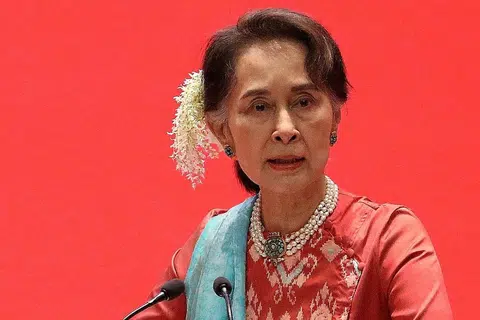 CIK AUNG SAN SUU KYI: Menyifatkan tuduhan beliau menerima rasuah wang tunai $600,000 dan bongkah emas daripada seorang bekas ketua menteri Yangon sebagai tidak masuk akal. - Foto fail