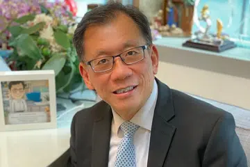 DR LEONG HOE NAM: Pakar Perubatan Penyakit Berjangkit di Klinik Rophi, Pusat Pakar Mount Elizabeth Novena.