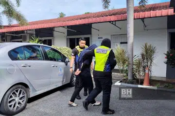 Suspek wanita yang juga pekerja kilang getah berusia 38 tahun disambung reman empat hari bagi membantu siasatan kes simbah asid pengusaha spa, Cik Nor Faziera Muda, 27 tahun, di Mahkamah Majistret Bachok, Kelantan.