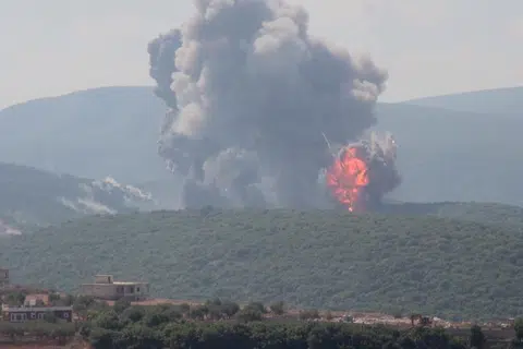 Letupan berlaku ketika tentera Israel melancarkan serangan udara ke atas selatan Lebanon di tengah-tengah konflik antara Israel dengan Hezbollah. 