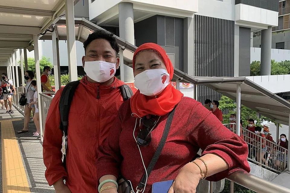 SAMA USIA DENGAN SINGAPURA: Cik Hamidah Mohamed bersama anaknya Encik Muhammad Amri Razali, sanggup ke Sengkang untuk melihat persembahan payung terjun 'Red Lions' walaupun tinggal di Yishun. - Foto BH oleh FAKHRURADZI ISMAIL