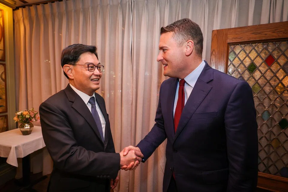 Encik Heng Swee Keat (kiri) bertemu Setiausaha Negara bagi Kesihatan dan Jagaan Sosial Britain, Encik Wes Streeting, untuk bertukar pandangan mengenai cabaran jagaan kesihatan yang biasa dihadapi serta pendekatan yang diambil untuk mengatasinya.